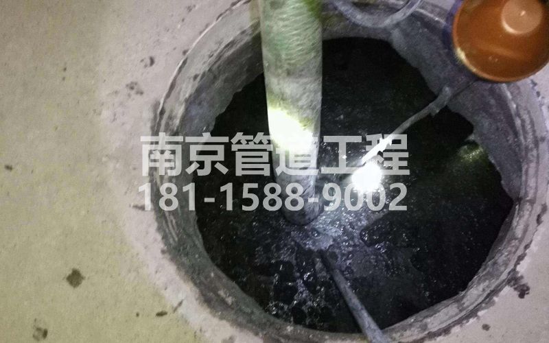 216北安门清理化粪池