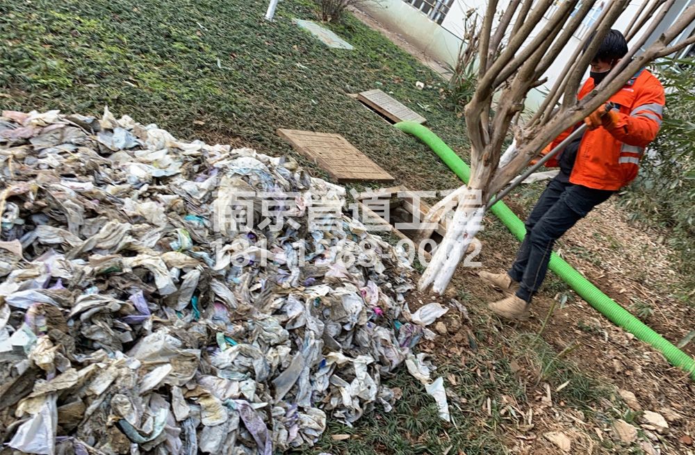 315北安门化粪池垃圾清理